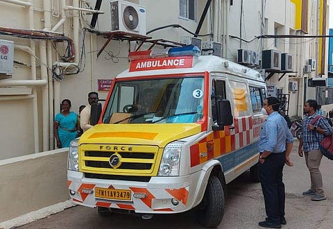 காவேரி மருத்துவமனை மருத்துவர் விஜயபாஸ்கர் தலைமையில் மருத்துவர்கள், பிரபாகரனின் உடல் உறுப்புகளை சென்னை, கோவை, பெங்களூரு மருத்துவமனைகளுக்கு அனுப்பி வைத்தனர். 