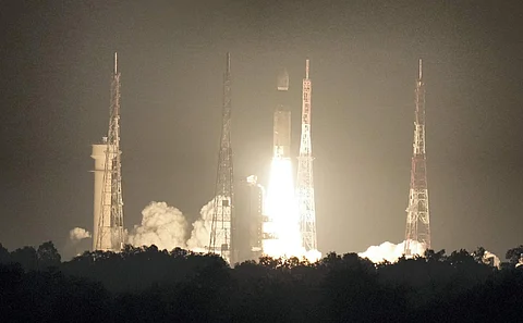 இந்தியாவின் கனமான ராக்கெட்டாக கருதப்படும் எல்விஎம் 3-எம்2 ராக்கெட் 36 செயற்கைகோள்களுடன் வெற்றிகரமாக விண்ணில் பாய்ந்தது.