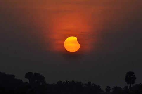 சேலத்தில் செவ்வாய்க்கிழமை தென்பட்ட பகுதி நேர சூரிய கிரகணம்.
