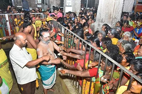கந்த சஷ்டி விரதம் இருக்கும் பக்தர்களுக்கு காப்பு கட்டும் ஸ்தானிக்கப்பட்டர் செல்லப்பா