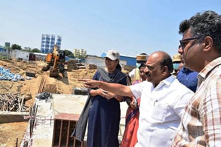 வடிகால்வாய்  அமைக்கும்  பணியை  பாா்வையிட்டு  ஆய்வு  நடத்தும்  ஊரகத்  தொழில் துறை  அமைச்சா்  தா.மோ.அன்பரசன்.  உடன்,  மாவட்ட  ஆட்சியா்  மா. ஆா்த்தி.