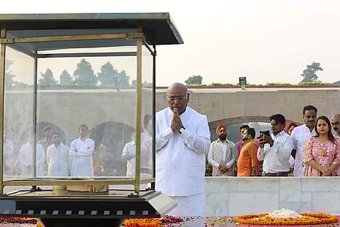 பொறுப்பேற்பதற்கு முன்பு ராஜ்கோட்டில் உள்ள காந்தி சமாதி, முன்னாள் பிரதமர்கள் ஜவஹர்லால் நேரு, லால் பகதூர் சாஸ்திரி, இந்திரா காந்தி,  ஆகியோர் சமாதிகளுக்கு மரியாதை செலுத்த்தினார் கார்கே.