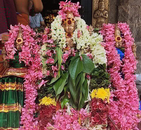சிறப்பு அலங்காரத்தில் அருள்பாலித்த வள்ளி, தெய்வானை உடனமர் சண்முகநாதர்.