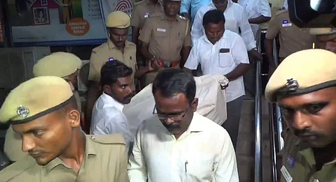 தேவர் தங்கக்கவசம் நினைவிட பொறுப்பாளரிடம் ஒப்படைப்பு