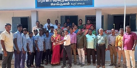 கபடி போட்டியில் சிறப்பிடம் பெற்ற செங்குளம் அரசுப் பள்ளி மாணவா்களை பாராட்டுகிறாா் பள்ளித்தலைமை ஆசிரியை இலக்கியா. உடன் மத்தகிரி ஊராட்சி மன்றத் தலைவா் தங்கராசு உள்ளிட்டோா்.