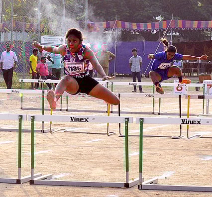 சேலம், காந்தி மைதானத்தில் புதன்கிழமை நடைபெற்ற சேலம் வருவாய் மாவட்ட அளவிலான தடகளப் போட்டியில் தடைகளைத் தாண்டி இலக்கை நோக்கி ஓடும் மாணவியா்.