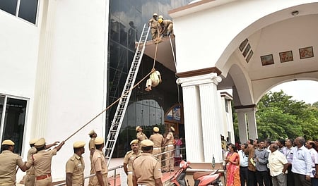 மாவட்ட ஆட்சியரகத்தில் புதன்கிழமை நடைபெற்ற பேரிடா் மீட்புப் பணி ஒத்திகை.