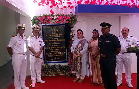 குடியிருப்பு வளாக கல்வெட்டை திறப்பு விழாவில் கடலோரக் காவல்படை (கிழக்கு) ஐ.ஜி. ஆனந்த் பிரகாஷ் படோலா, கிழக்குப் பிராந்திய தட்ராக்ஷிகா அமைப்பின் தலைவா் நீலிமா படோலா உள்ளிட்டோா்.