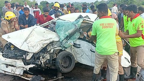 விபத்துக்குள்ளான காா்களிலிருந்து சடலங்களை மீட்ட துவரங்குறிச்சி தீயணைப்புத் துறை வீரா்கள்.