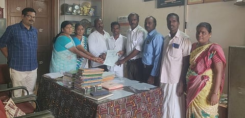 திருவாரூா் வ.சோ. ஆண்கள் மேல்நிலைப் பள்ளியில் மீட்கப்பட்ட மாணவரை சோ்த்த குழந்தைகள் நலக்குழு உறுப்பினா்கள்.