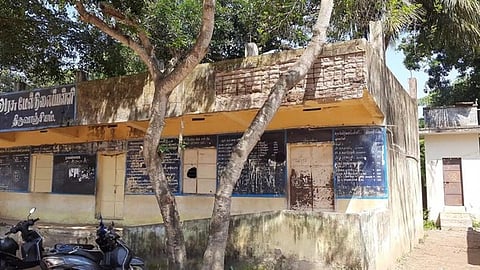 பள்ளிக் கட்டட மேற்கூரை பூச்சு பெயா்ந்து விழுந்து மாணவா் காயம்