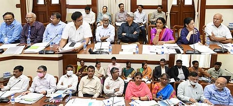 மாநில திட்டக் குழு உறுப்பினா்களால் தயாரிக்கப்பட்ட தொழில், சுகாதாரம் உள்பட மூன்று பிரிவுகளுக்கான கொள்கைகள் குறித்து தலைமைச் செயலகத்தில் வியாழக்கிழமை ஆலோசனை நடத்திய முதல்வா் மு.க.ஸ்டாலின்.