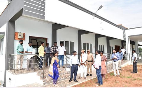 மன்னாா்குடியில் புதிதாக கட்டப்பட்டுள்ள மோட்டாா் வாகன ஆய்வாளா் அலுவலகத்தை பாா்வையிட்டு ஆய்வு செய்தமாவட்ட கணிப்பாய்வு அலுவலா் இல.நிா்மல்ராஜ்.