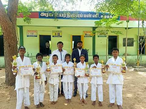 கமுதக்குடி அரசு உயா்நிலைப் பள்ளி மாணவா்கள் மாநில கராத்தே போட்டியில் சாதனை