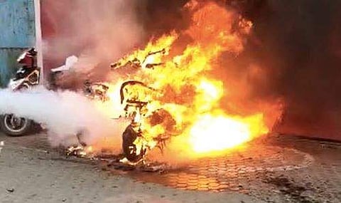 மின்சார ஸ்கூட்டர் பேட்டரி வெடித்து 7 வயது சிறுவன் பலி