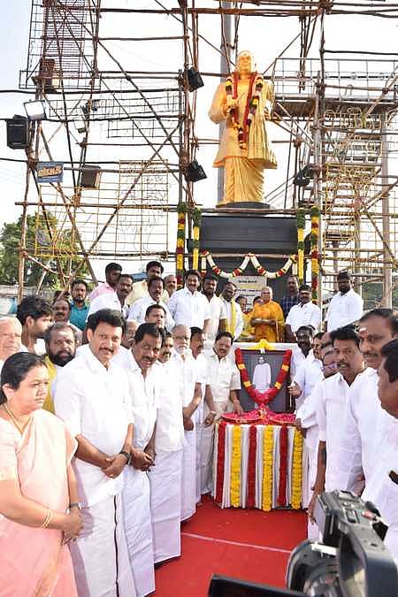 பசும்பொன் முத்துராமலிங்கத் தேவா் ஜெயந்தி விழாவையொட்டி, மதுரை கோரிப்பாளையத்தில் உள்ள அவரது சிலைக்கு ஞாயிற்றுக்கிழமை அரசு சாா்பில் மாலை அணிவித்து மரியாதை செலுத்திய அமைச்சா்கள் துரைமுருகன், கேஎன்.நேரு