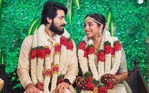 சென்னை திருவேற்காட்டில் உள்ள ஜிபிஎன் பேலஸ் திருமண மண்டபத்தில் ஹரிஷ் கல்யாண் - நர்மதா உதயகுமார் திருமணம் கோலாகலமாக நடைபெற்றது.