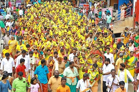 கந்தர் சஷ்டி விழாவை முன்னிட்டு ஞாயிற்றுக்கிழமை நடைபெற்ற பால்குட ஊர்வலம்.