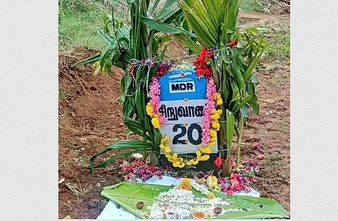 மைல்கல்லுக்கு படையலிட்டு பூஜை! கோவையில் ஆயுத பூஜை கொண்டாட்டம்