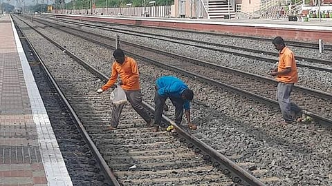 ரயில் விபத்துகளை தவிர்க்க வேண்டி தண்டவாளத்திற்கு பூஜை செய்து வழிபட்ட ரயில்வே ஊழியர்கள்.