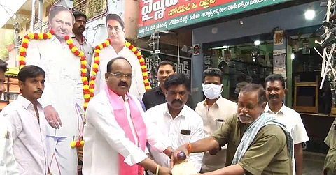மக்களுக்கு கோழியும், மதுபாட்டிலும் அளித்த ஆளும்கட்சி நிர்வாகி: வைரலாகும் விடியோ