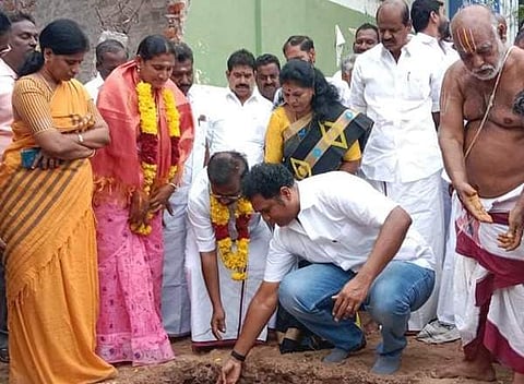 நீடாமங்கலம் ஊராட்சி ஒன்றிய அலுவலகத்திற்கு புதிய கட்டடம் கட்டுவதற்கான அடிக்கல்லை நாட்டினார் மன்னார்குடி சட்டப்பேரவை உறுப்பினர் டி.ஆர்.பி.ராஜா.