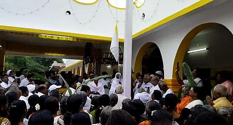 வடலூரில் வள்ளலாரின் அவதார தின விழாவையொட்டி, தரும சாலை ஏற்றப்படும் சன்மார்க்கக் கொடி