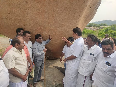 கிருஷ்ணகிரி மாவட்டம், மயிலாடும்பாறை அருகே வரலாற்று ஆா்வலா்களால் கண்டுபிடிக்கப்பட்ட பாறை கீறலைப் பாா்வையிடும் பா்கூா் தொகுதி சட்டப் பேரவை உறுப்பினா் தே.மதியழகன்.