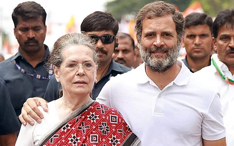 நவராத்திரி பண்டிகையையொட்டி 2 நாட்கள் இடைவெளிக்குப் பின் 29வது நாளாக கர்நாடக மாநிலம் மாண்டியா மாவட்டத்தில் தனது தாய் சோனியா காந்தி உடன் பயணத்தைத் மேற்கொண்ட ராகுல்காந்தி.