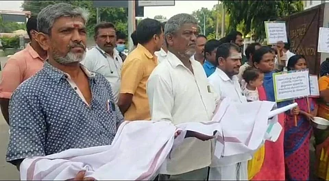 சேலத்தில் புத்தகக் கடை வியாபாரிகள் குடும்பத்தோடு பிச்சை எடுக்கும் போராட்டம்! காரணம்?