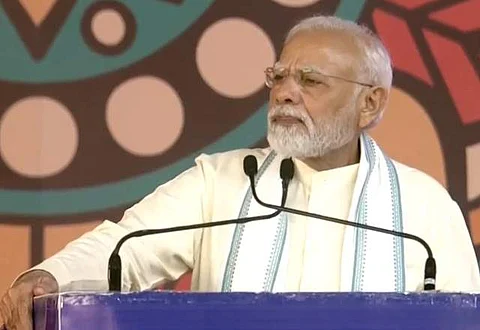 குஜராத்தில் 'கோ பேக் மோடி'யும், 'வெல்கம் மோடி'யும்!
