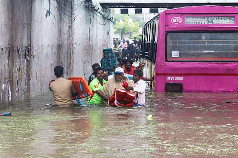 வியாசர்பாடி பகுதியில் உள்ள சுரங்கப்பாதை வழியாக செல்ல முயன்ற போது, சுரங்கப்பாதையில் தேங்கியிருந்த மழைநீரில் சிக்கிக் கொண்ட மாநகரப் பேருந்து. இதனால்  பயணிகள் பெரும் இன்னலுக்கு உள்ளாகினர்.