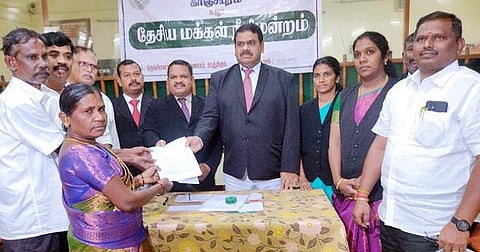 விபத்தில் உயிரிழந்த பொறியாளர் வினோத்குமாரின் தந்தை சக்திவேலுக்கு இழப்பீட்டுத் தொகை ரூ.19 லட்சத்துக்கான காசோலை வழங்குகிறார் மாவட்ட நீதிபதி(பொறுப்பு) எம். இளங்கோவன்