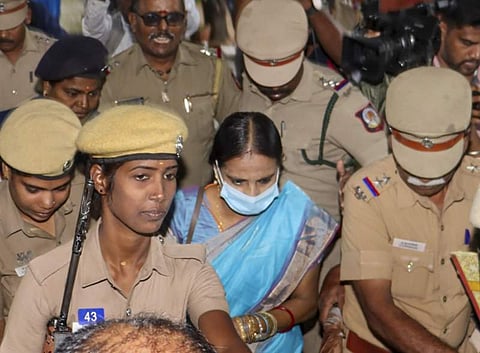 நளினி வேலூரில், காட்பாடி காவல்நிலையத்துக்கு இன்று பலத்த பாதுகாப்புடன் அழைத்து வரப்பட்டார்.