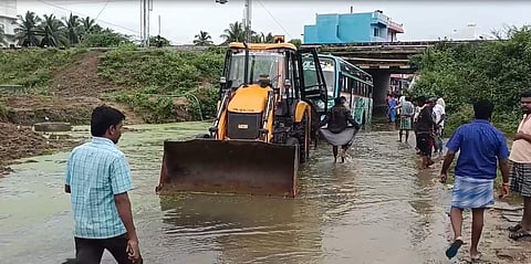 ரயில்வே தரைப் பாலத்தில் தேங்கிய மழைநீரில் சிக்கிய பேருந்து.