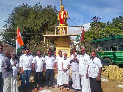 ராஜபாளையத்தில் நேருவின் சிலைக்கு திங்கள்கிழமை மாலை அணிவித்து மரியாதை செலுத்திய காங்கிரஸ் கமிட்டியினா்.