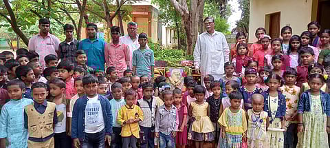 கீழச்செவல்பட்டி ஆா்.எம்.மெட்ரிக் பள்ளியில் திங்கள்கிழமை நடைபெற்ற குழந்தைகள் தின விழாவில் பங்கேற்றவா்கள்.