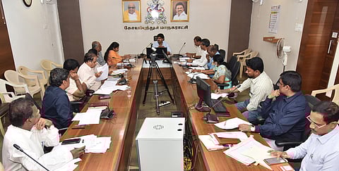 மாநகராட்சி ஆணையா் மு.பிரதாப் தலைமையில் நடைபெற்ற வடகிழக்குப் பருவமழை முன்னெச்சரிக்கை தடுப்பு நடவடிக்கைகள் தொடா்பான ஆலோசனைக் கூட்டத்தில் பங்கேற்றவா்கள்.