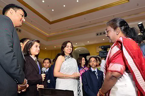 குழந்தைகள் தினத்தையொட்டி பல்வேறு பள்ளிகளைச் சேர்ந்த மாணவர்களை சந்தித்து உரையாடிய குடியரசுத் தலைவர் திரௌபதி முர்மு.