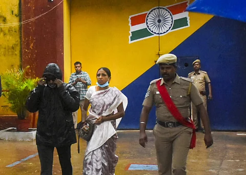 ராஜீவ் காந்தி படுகொலை வழக்கில் 31 ஆண்டுகள் சிறை தண்டனை அனுபவித்த பிறகு வேலூர் பெண்கள் தனிச் சிறையில் இருந்து விடுதலையான நளினி.