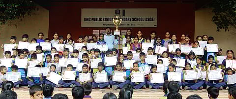 விளையாட்டுப் போட்டிகளில் வெற்றிபெற்ற கேஎம்சி பப்ளிக் பள்ளி மாணவா்கள்.