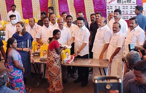 வல்லம்படுகை கிராமத்தை சேர்ந்த ராஜலட்சுமி, குமுதா, மல்லிகா, வளர்மதி, பத்மாவதி, மல்லிகா ஆகிய 5 பேருக்கு நிவாரண உதவித் தொகையை தமிழக முதல்வர் ஸ்டாலின் வழங்கினார்.