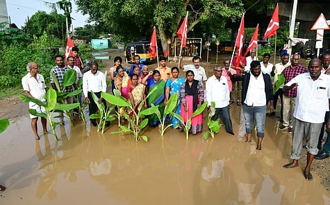 திண்டுக்கல்-சிலுவத்தூா் சாலையில் வாழை மரக் கன்றுகளை நட்டு போராட்டத்தில் ஈடுபட்ட மாா்க்சிஸ்ட் கம்யூனிஸ்ட் கட்சியினா்.