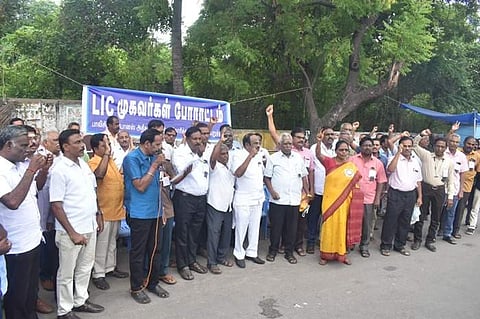 பொதுத்துறை நிறுவனமான எல்ஐசிஐ பாதுகாக்க கோரி ஈரோடு காளை மாட்டு சிலை அருகே திங்கள்கிழமை ஆர்ப்பாட்டத்தில் ஈடுபட்ட அகில இந்திய எல்ஐசி முகவர்கள் சங்கத்தினர்.