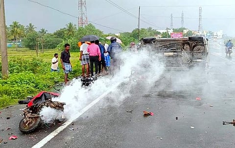 மணப்பாறை அருகே நெடுஞ்சாலையில் சென்றுக்கொண்டிருந்த கார் நிலைதடுமாறி சாலையோரம் நிறுத்தப்பட்டிருந்த இருச்சக்கர வாகனங்கள் மீது மோதி விபத்துக்குள்ளானது.