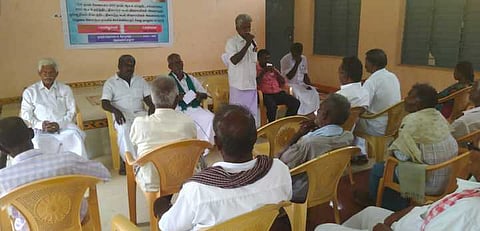 திருப்புவனம் அருகே கீழ பூவந்தியில் நடந்த விவசாய தொழிலாளா் சங்கத்தின் ஒன்றிய மாநாட்டில் பேசிய மாவட்டத் தலைவா் பொன்னுச்சாமி.