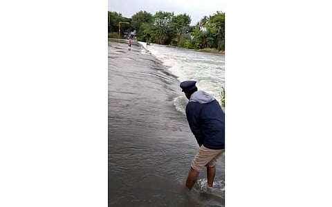 நெமிலி அருகே மதுபோதையில் ஆற்று தண்ணீரில் இறங்கி தத்தளித்தவரை மீட்ட காவலர்கள் 