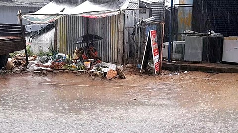 ராமேசுவரத்தில் திங்கள்கிழமை தொடா்ந்து பெய்த மழையால் சாலையில் பெருக்கெடுத்த தண்ணீா்.