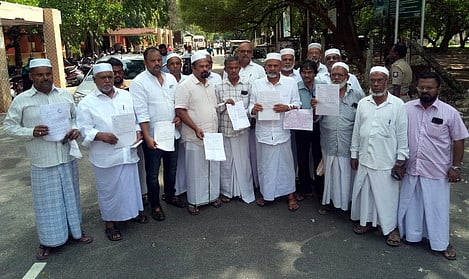 அரசு பெண்கள் பள்ளிக்கு தானமாக வழங்கிய நிலத்தை மீட்கக்கோரி ஆட்சியரிடம் மனு