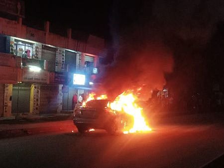 திருவெறும்பூா் பகுதியில் திங்கள்கிழமை இரவு தீப்பற்றி எரியும் காா்.